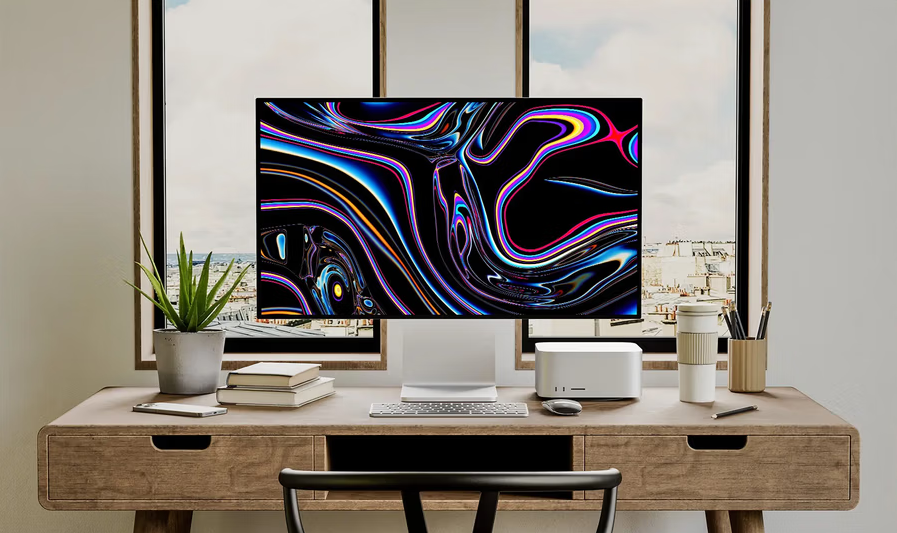 简约木质书桌上Mac Studio电脑展示样机